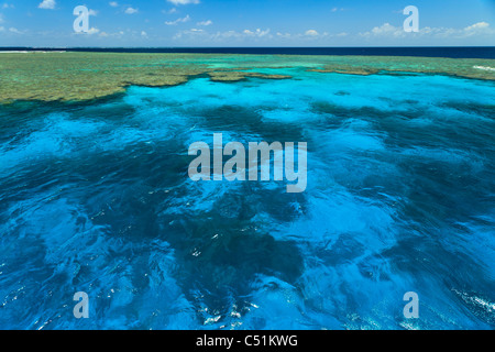 Sky riflessa nell'acqua al Clam letti nella Grande Barriera Corallina in Australia Foto Stock