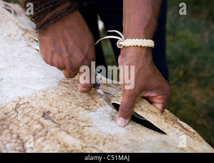 Colombiano indigeni mani dell'uomo lavora con rawhide Foto Stock