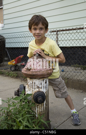 Ritratto di un 7 anno vecchio ragazzo sulla Street in Brooklyn, New York. Foto Stock