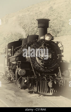 Vista frontale di una vecchia locomotiva a vapore in antichi colori Seppia Foto Stock