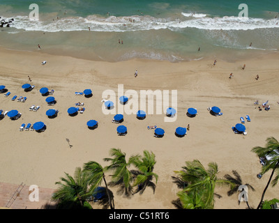 Angolo di Alta Vista di una spiaggia caraibica, il Condado, San Juan, Puerto Rico Foto Stock