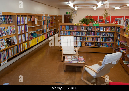 Biblioteca pubblica di filiale in primo piano (libri per giovani adulti, librerie, riviste, comodi posti a sedere, tavolo, sedie) - Baillon, Yorkshire Inghilterra UK Foto Stock