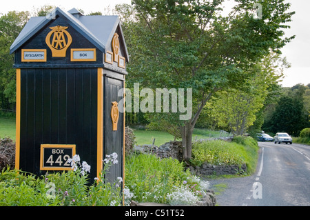 AA (Automobile Association) casella 442 e simbolo del logo giallo (raro vecchio storico iconico chiosco di telefoni sul lato della strada) - A684 Aysgarth, North Yorkshire, Inghilterra, Regno Unito Foto Stock