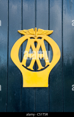 Simbolo giallo del primo piano della AA Automobile Association (sulla scatola 442 - storico iconico chiosco telefonico sulla strada) - Aysgarth, North Yorkshire, Inghilterra, Regno Unito. Foto Stock