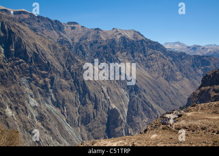 I turisti al punto di vista, Cruz del Condor, Canyon del Colca, Perù Foto Stock