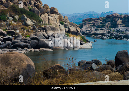 Fiume Tungabhadra in Hampi, nello stato di Karnataka, India. Foto Stock