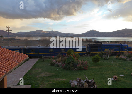 I Paesi Andini Explorer passando il Casa Andina Private Collection hotel a Puno, il lago Titicaca, Perù Foto Stock