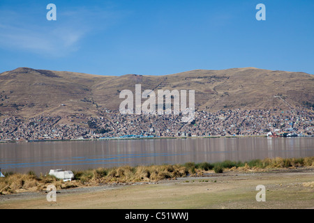 Vista della città peruviana di Puno, il lago Titicaca Foto Stock