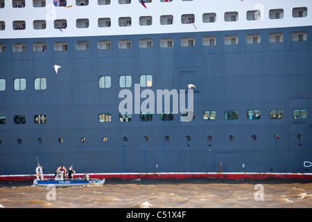 Crociera, Queen Elizabeth 2, e la barca di polizia, sfilata di navi, feste di compleanno per il porto di Amburgo, Germania Foto Stock