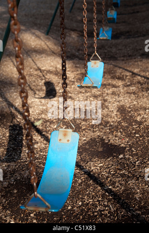 Vuoto oscilla in un parco giochi per bambini Foto Stock