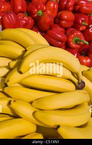 I grappoli di banane e peperoni rossi al mercato pubblico in Rochester New York Foto Stock