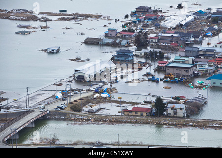 Vista aerea del devastato lungo la costa nord-orientale del Giappone a seguito di un forte terremoto e lo tsunami. Foto Stock