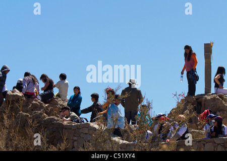 I turisti in attesa di condor ad apparire a Condor Cross, il Canyon del Colca, Perù Foto Stock