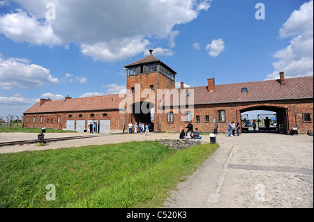 II di Auschwitz Birkenau ex campo di concentramento e ora un museo di stato - il cancello principale e ingresso Foto Stock