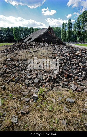 II di Auschwitz Birkenau ex campo di concentramento e ora un museo di stato - la camera a gas e forni crematori rovine soffiati da SS Foto Stock