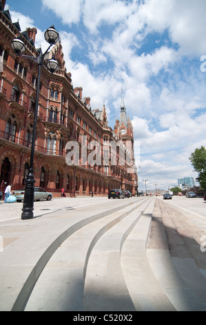 Il Marriott Renaissance Hotel e St Pancras Station di Londra, Inghilterra, Regno Unito. Foto Stock