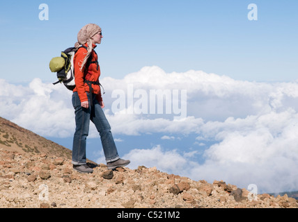 Donna in piedi sopra le nuvole, Parco Nazionale di Teide Tenerife, Isole Canarie, Spagna, Europa Foto Stock