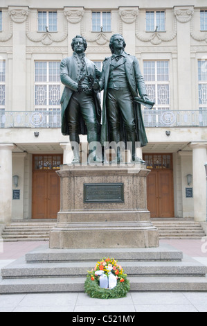 Goethe e Schiller memorial nella parte anteriore del Deutsches Nationaltheater, German National Theatre, Weimar, Turingia, in Germania, in EUR Foto Stock