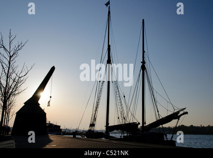 L uomo medievale-powered gru di carico e la barca a vela nel porto storico, città anseatica di Rostock, Meclemburgo-Pomerania Occidentale Foto Stock