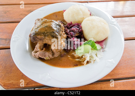 Involtino di carne di manzo con gnocchi di Turingia e cavolo rosso con le mele Foto Stock