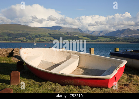 Barca sul lungomare con vista montagne gallese attraverso il Menai stretto da Beaumaris, Isola di Anglesey, Galles del Nord, Regno Unito Foto Stock