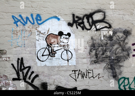 Mickey Mouse su una bicicletta graffiti sul muro bianco a Maastricht Foto Stock