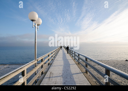 Molo di ghiaccio in inverno, Haffkrug, Luebeck Bay, Mar Baltico, Schleswig-Holstein, Germania, Europa Foto Stock