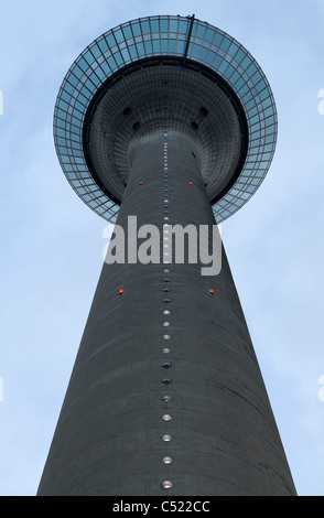 A basso angolo di visione della Rheinturm, Torre sul Reno, Duesseldorf, nella Renania settentrionale-Vestfalia (Germania). Foto Stock
