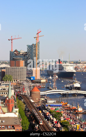 Crociera Queen Mary 2 passando il Elbphilharmonie, 822. Festival del porto di Amburgo, Germania Foto Stock