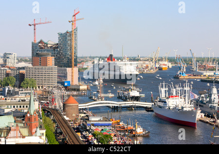 Crociera Queen Mary 2 passando il Elbphilharmonie, 822. Festival del porto di Amburgo, Germania Foto Stock