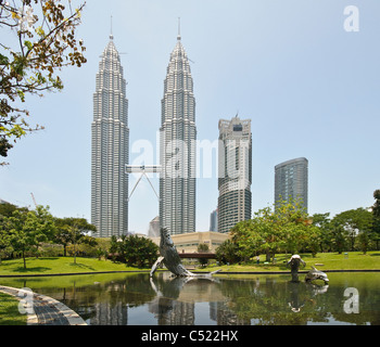 Petronas Twin Towers e Suria KLCC Shopping Centre, visto dal Parco KLCC, Kuala Lumpur, Malesia, Asia sud-orientale, Asia Foto Stock