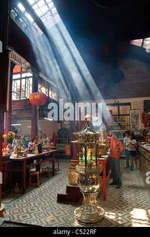Adoratori brucia incenso in taoista Sze Ya tempio, il più antico tempio in Chinatown, Kuala Lumpur, Malesia, sud-est asiatico Foto Stock