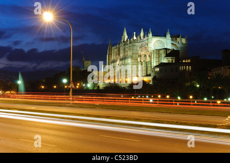 La Seu, illuminato cattedrale e punto di riferimento di Palma nella luce della sera, centro storico di Palma di Maiorca, Maiorca Foto Stock
