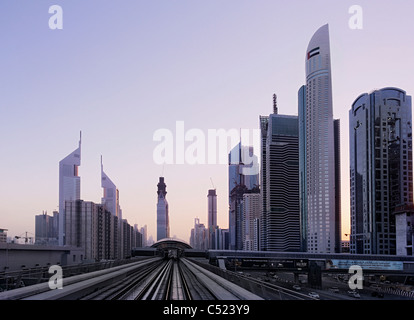 La vista della metro su Sheikh Zayed Road, tramonto, Downtown Dubai, Dubai, Emirati Arabi Uniti, Medio Oriente Foto Stock