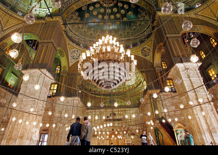 I turisti in visita alla Moschea di Mohammed Ali, noto anche come la Moschea di alabastro, presso la Cittadella del Cairo in Egitto Foto Stock