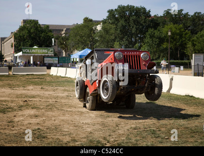 Sovraccarico Willys M38 Jeep con le sue ruote anteriori fino in aria Foto Stock