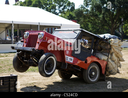 Sovraccarico Willys M38 Jeep con le sue ruote anteriori fino in aria Foto Stock