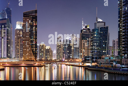Spettacolare skyline notturno, Dubai Marina, Dubai, Emirati Arabi Uniti, Medio Oriente Foto Stock