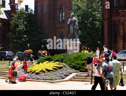 I turisti Scattare foto nella parte anteriore del Joseph Henry statua - lo Smithsonian, Washington DC, Stati Uniti d'America Foto Stock