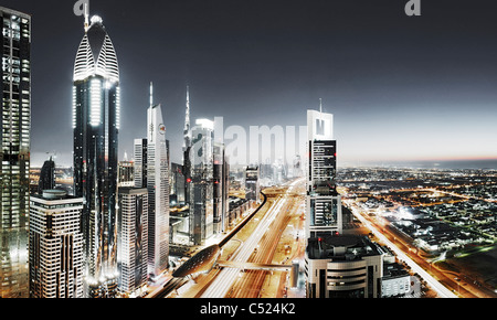 Serata al Golfo Persico, traffico, city e il centro cittadino di Dubai, Dubai, Emirati Arabi Uniti, Medio Oriente Foto Stock