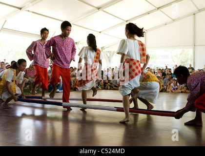 Tinikling (Philippine folk dance) musicisti sul palco - Smithsonian Folklife Festival, Washington DC, Stati Uniti d'America Foto Stock