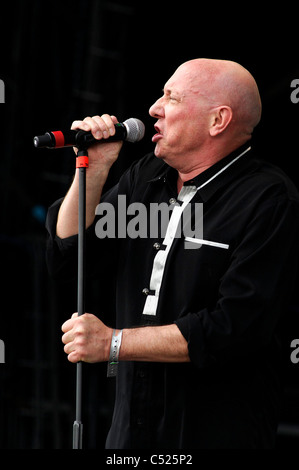 Rivista di eseguire presso la fattoria Hop Music Festival, Hop Farm, Kent sabato 2 luglio 2011 . Persone nella foto: Howard devoto. Foto Stock