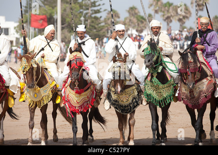 Fantasia sulla spiaggia di Essaouira durante il festival di musica, la Gnaoua Foto Stock