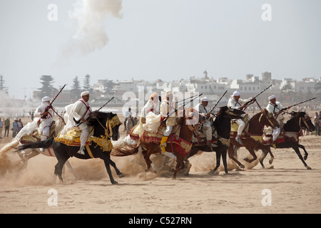 Fantasia sulla spiaggia di Essaouira durante il festival di musica, la Gnaoua Foto Stock