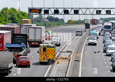 M25 Autostrada ritardi in entrambe le direzioni dopo si blocca in ciascuna carreggiata ambulanza evitando i detriti per raggiungere incidente autostrada M25, Essex England Regno Unito Foto Stock