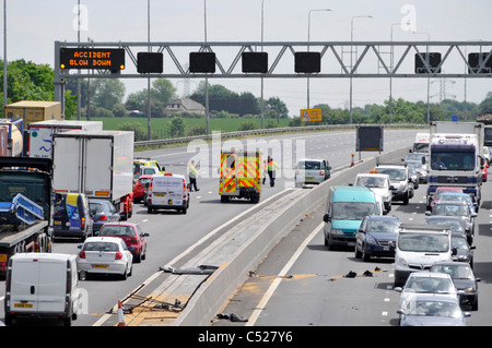 M25 Autostrada ritardi in entrambe le direzioni dopo si blocca in ciascuna carreggiata ambulanza & Highways Agency ufficiali di traffico a incidente Foto Stock