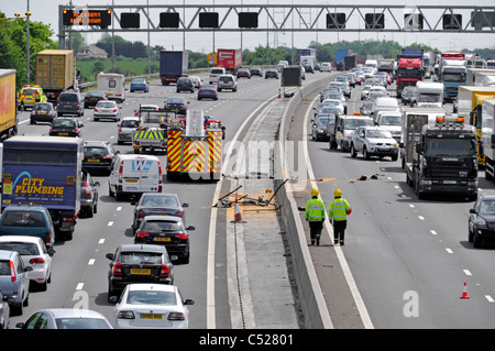 Vista da sopra guardando giù su occupato M25 Autostrada ingorgo stradale Servizi di emergenza partecipare ai due incidenti su entrambe le direzioni fire motore arriva REGNO UNITO Foto Stock