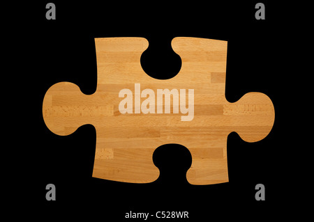 Puzzle in legno pezzi isolati contro uno sfondo nero Foto Stock
