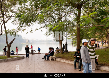 La gente intorno al lago Hoan Kiem, Hanoi, Vietnam Foto Stock