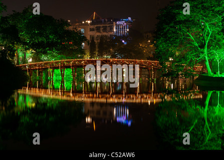 Ponte di Legno per la Ngoc Son Temple riflessa nel Lago Hoan Kiem di notte, Hanoi, Vietnam Foto Stock